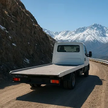 Grúa circulando por camino de montaña en Mendoza