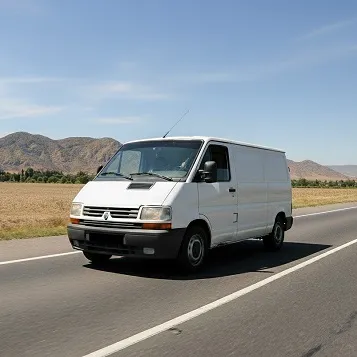 Camioneta Trafic circulando por ruta de Mendoza