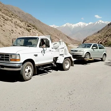 Grúa remolcando auto gris