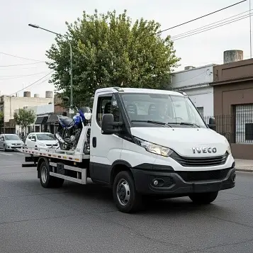 Grúa remolcando moto azul